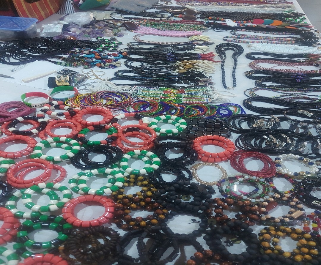 Des bracelets en plastique et en argile au village des arts et métiers